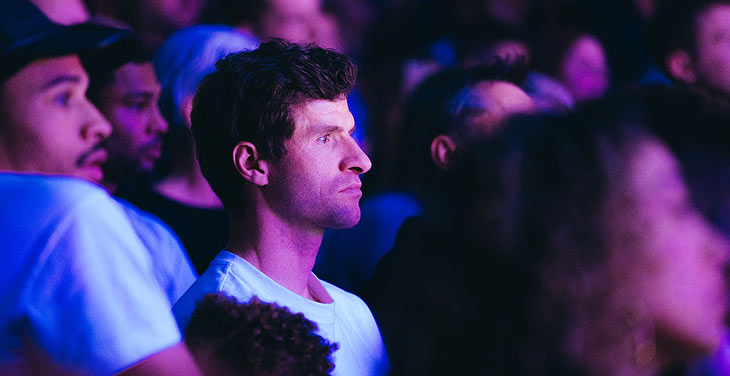 Thomas Müller war unter den Gästen beim Besuch des FC Bayern München am 30.10.2023 (©Foto: FC Bayern München Media)